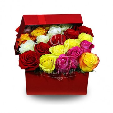 Cutie cu 21 trandafiri multicolori