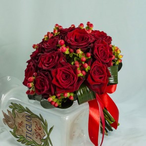 Buchet de mireasa cu trandafiri rosii si hypericum