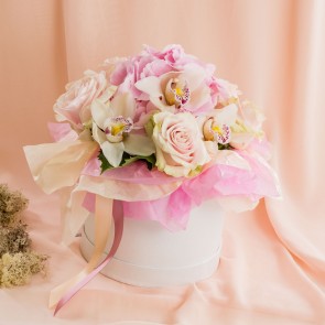 Cutie pastel cu hortensie, trandafiri si orhidee