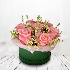 Cutie cu 7 trandafiri roz si waxflower
